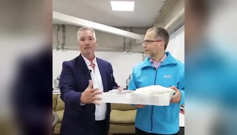 Fernando Blaitt, CEO de Nano Quantum Group, e Ignacio Fernández, Director General de ProChile, revisan una bandeja de packaging inteligente