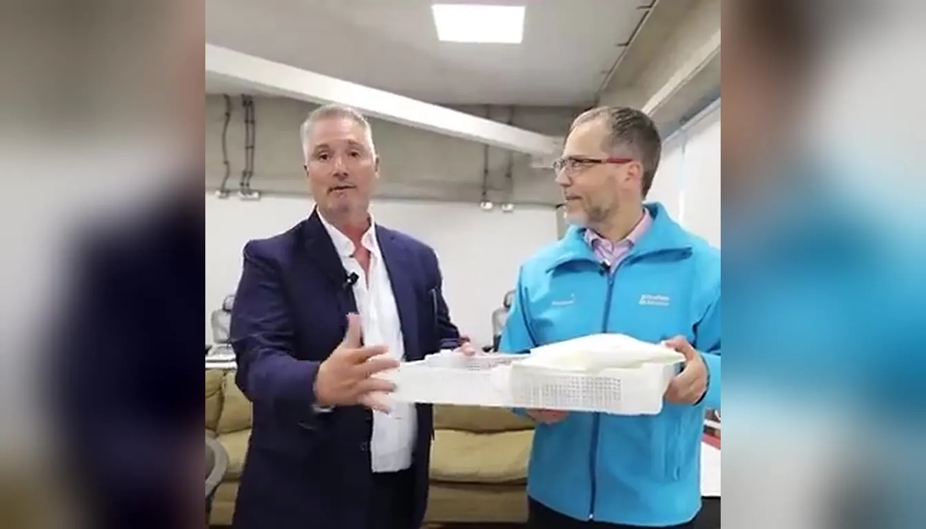 Fernando Blaitt, CEO de Nano Quantum Group, e Ignacio Fernández, Director General de ProChile, revisan una bandeja de packaging inteligente